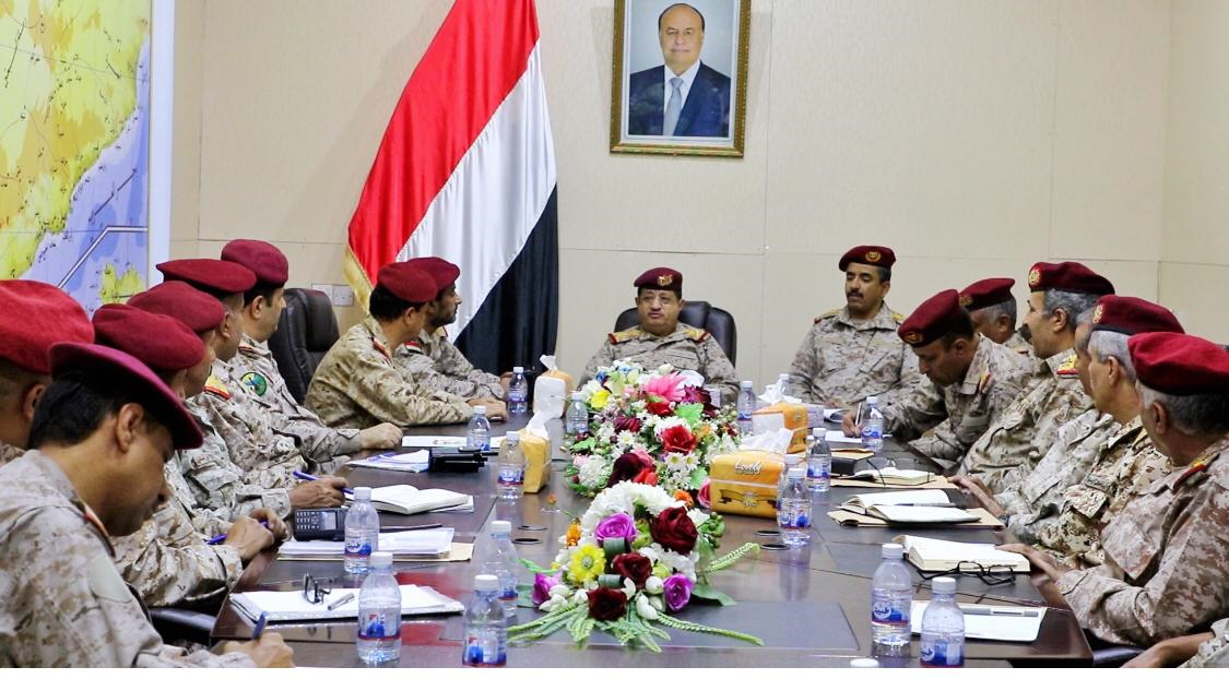 المقدشي يعقد لقاء بقيادات وزارة الدفاع 