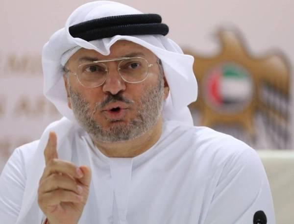 الوزير الإماراتي " قرقاش "  يهاجم مسؤولي الحكومة اليمنية 