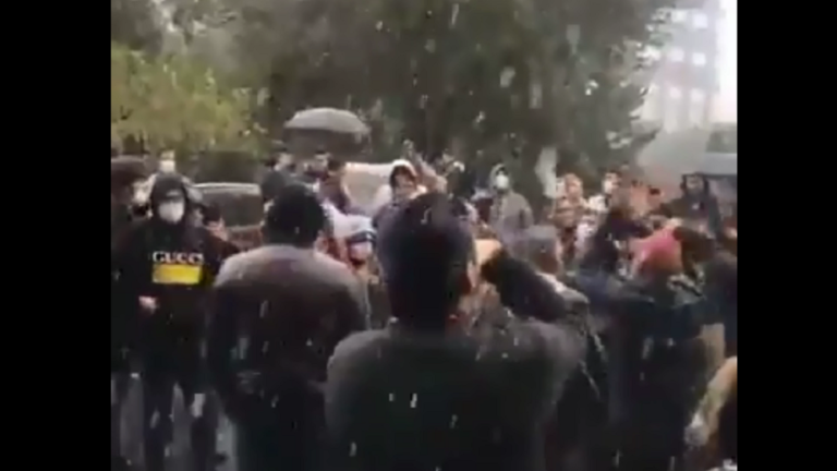 متظاهرون إيرانيون يرددون شعارات مناهضة لخامنئي وروحاني