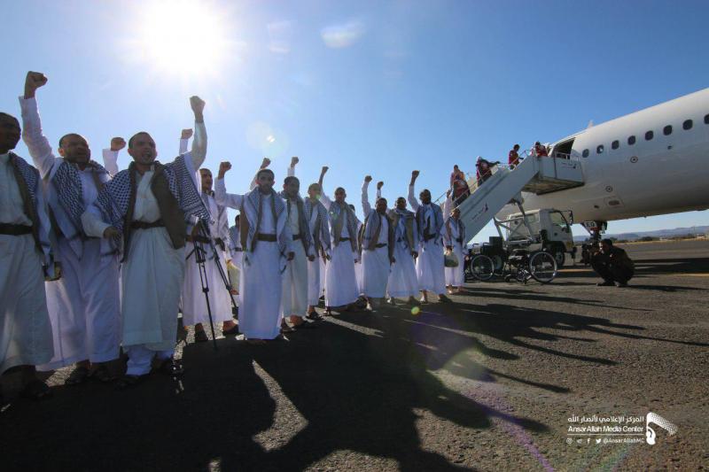 شاهد بالصور .. لحظة وصول 128 أسيراً حوثياً إلى مطار صنعاء الدولي