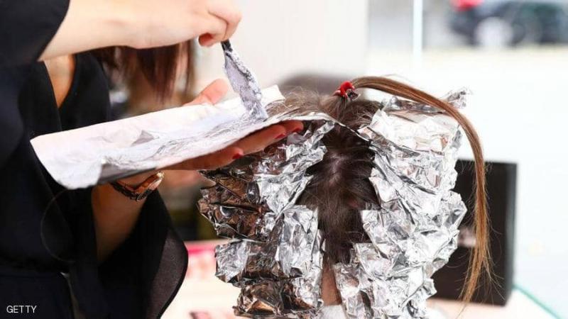 دراسة تحذر النساء من صبغة الشعر.. تتسبب بمرض "خطير" 