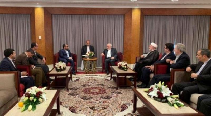 تحركات إيرانية - حوثية .. وزير الخارجية الإيراني يلتقي ناطق الحوثيين في مسقط ( صوره)