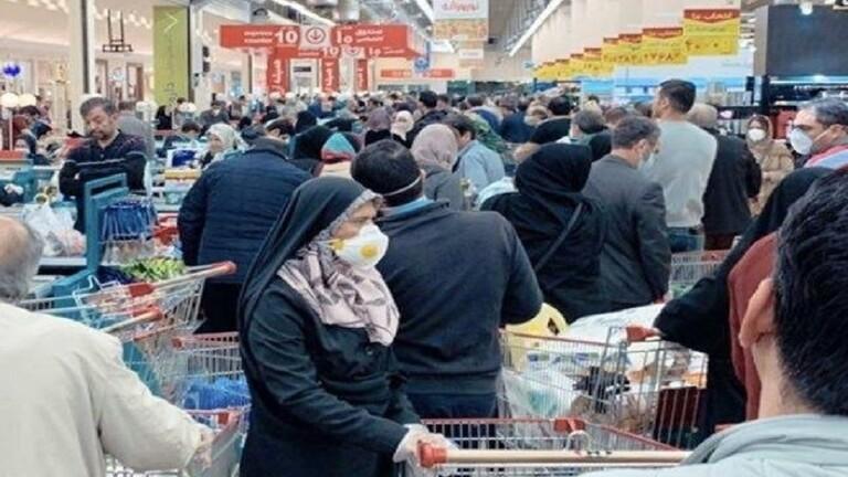 الإيرانيون يتهافتون على شراء الأغذية بعد إغلاق الشوارع والمتاجر ( صوره)
