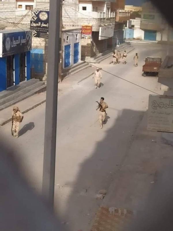 قوات الجيش تبدأ بالإنتشار في مدينة الشحر بحضرموت وشوارع المدينة خالية من المدنيين(صوره)