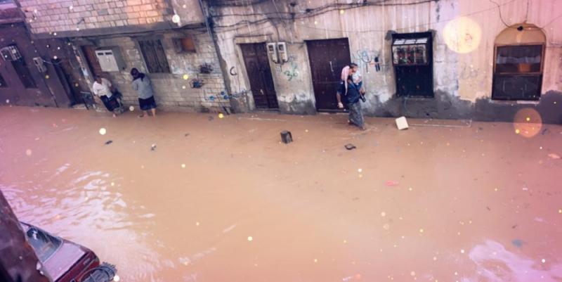 توجيهات رئاسية باتخاذ الإجراءات اللازمة لإغاثة المتضررين من السيول بعدن