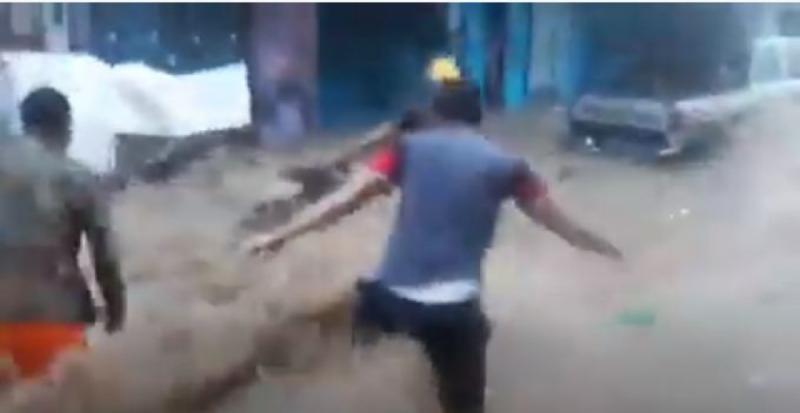 شاهد بالفيديو : بطولة شباب من عدن قاموا بإنقاذ مسن جرفته السيول