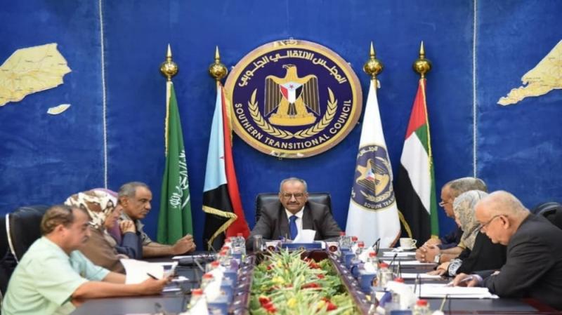 المجلس الإنتقالي على خطى الحوثيين .. ينقلب على الحكومة ويطالبها بدفع مرتبات موظفي الدولة