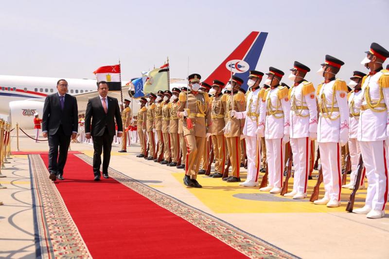 بالصور .. إستقبال رسمي لرئيس الوزراء اليمني في مطار القاهرة