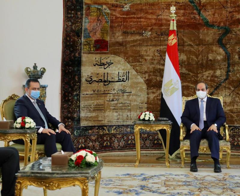 بالصور .. رئيس الوزراء يسلم رسالة خطية من الرئيس هادي إلى الرئيس السيسي 