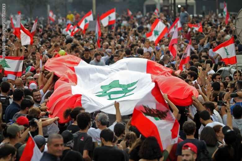 إستقالة حكومة "دياب" لا تكفي.. لبنانيون يطالبون بتغيير المنظومة السياسية في البلاد