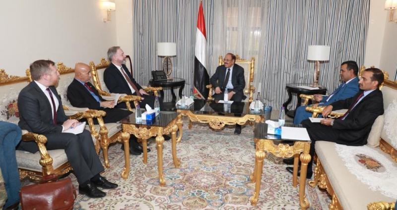 الفريق علي محسن الأحمر يلتقي السفير الأمريكي لدى اليمن 