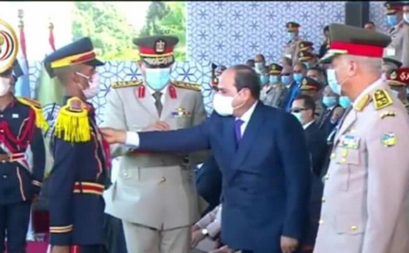 الرئيس المصري " السيسي " يكرم ضابط يمني من اوئل خريجي الكلية الحربية ( صوره)