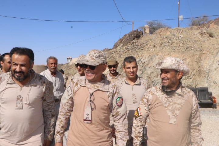  بن عزيز وقائد قوات التحالف بمأرب يتفقدان سير العمليات القتالية في محوري البيضاء وبيحان