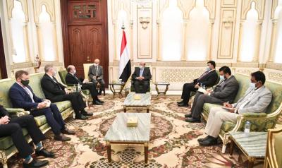 الرئيس هادي يستقبل مبعوث الولايات المتحدة والسفير الامريكي لدى اليمن ( صوره)