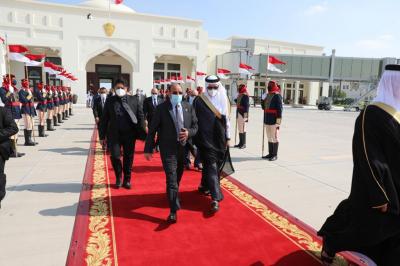 نائب الرئيس " علي محسن الأحمر" يصل إلى البحرين ( صور)