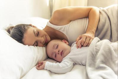 هل يضر النوم أثناء الرضاعه؟ 