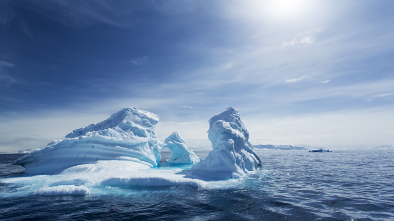 علماء أنتاركتيكا يحفرون 650 متراً تحت الجليد لكشف سر عمره 125 ألف عام