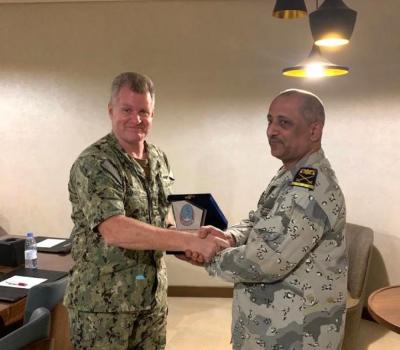 قائد القوات البحرية بالقيادة المركزية الأمريكية يلتفي قائد قوات خفر السواحل اليمنية 