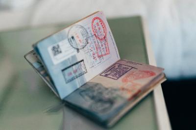 الإمارات تؤكد تعليق منح تأشيرات الزيارة والعمل لمواطني 13 دولة بينها 8 عربية