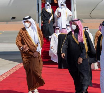 شاهد بالفيديو .. لحظة العناق الحار بين أمير قطر وولي العهد السعودي محمد بن سلمان