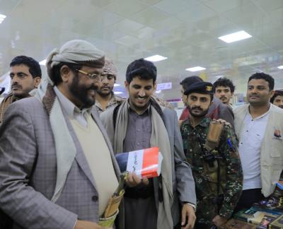  المحافظ العرادة يزور معرض الكتاب ويأخذ نسخة من كتاب " اليمن الجمهوري" في رسالة موجهة للحوثيين ( صوره)
