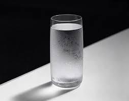 كم من الزمن يحتاج الجسم لامتصاص كوب من الماء ثم التخلص منه؟