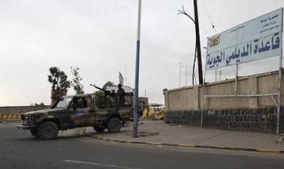 عاجل : إحتجاجات وفوضى داخل وخارج قاعدة الديلمي الجوية بصنعاء وأفراد وضباط القاعدة يهددون بإيقاف الرحلات الجوية ( صورة أولية)