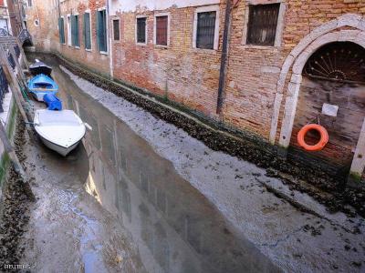 صور نادرة ..قنوات شوارع مدينة البندقية الإيطالية بدون مياة