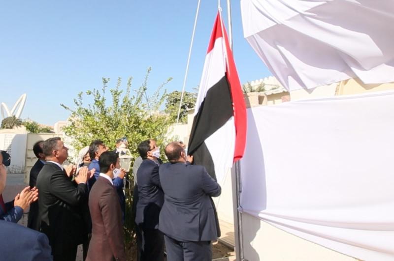 بن مبارك يرفع علم اليمن على مبنى السفارة اليمنية بقطر عقب إستئناف العلاقات ( صوره)
