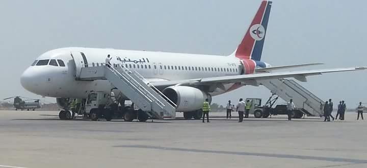بسبب جوازات السفر .. سلطات مطار عدن تمنع مغادرة العشرات من المسافرين كانوا متجهين إلى القاهرة