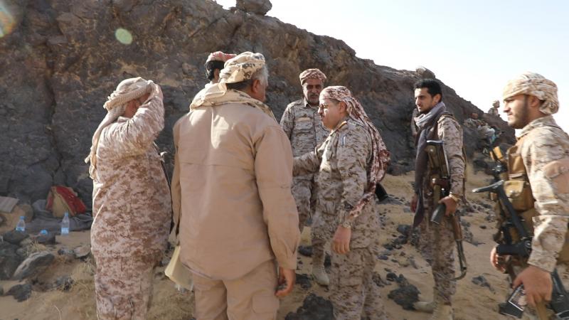 وزير الدفاع " المقدشي " يزور قوات الجيش في جبهة الكسارة بمأرب ( صور)
