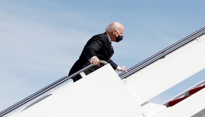 شاهد بالفيديو .. الرئيس الأمريكي " بايدن " يتعثر ثلاث مرات على سلم الطائرة 