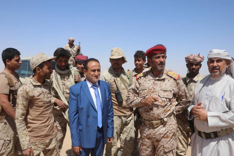 رئيس هيئة الأركان ونائب رئيس مجلس الشورى يتفقدان أبطال الجيش في جبهة الكسارة بمأرب
