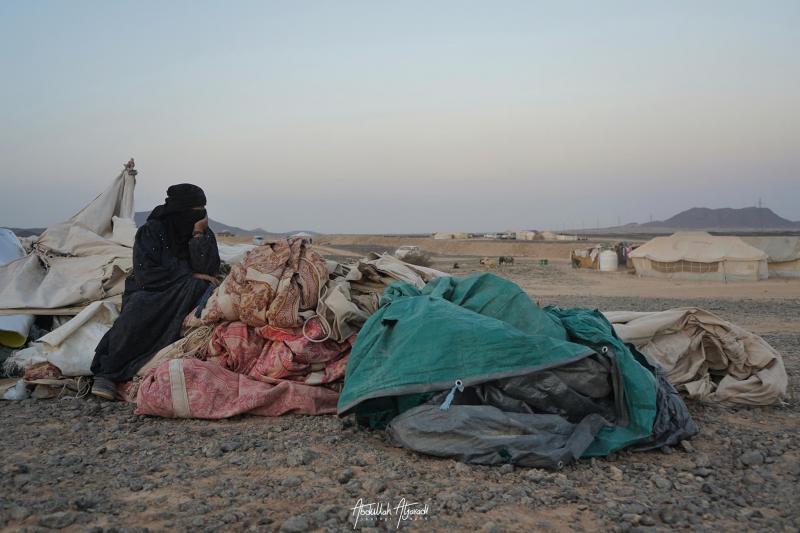 بالصور .. نازحون يتركون مخيماتهم عقب إستهدفها من قبل الحوثيين
