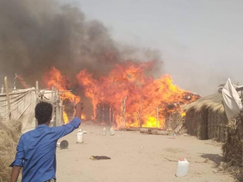 حريق يلتهم 20 مسكناً بمخيم للنازحين بمديرية الخوخة بالحديدة ( صورة)