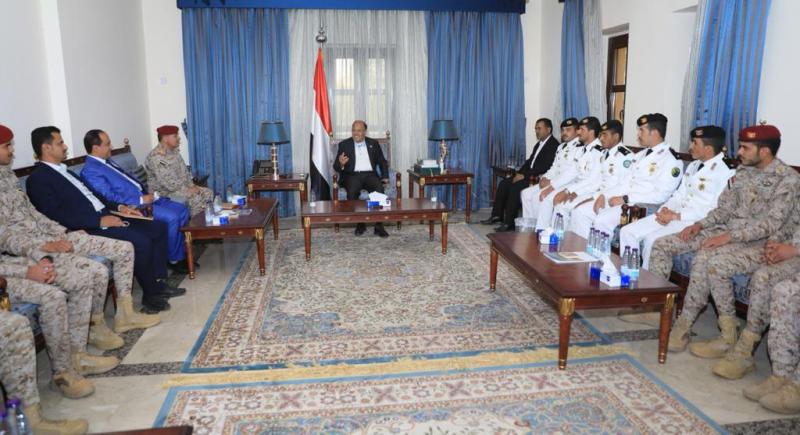 الفريق علي محسن الأحمر يلتقي الخريجين اليمنيين من الكليات العسكرية والأمنية السعودية ( صوره)