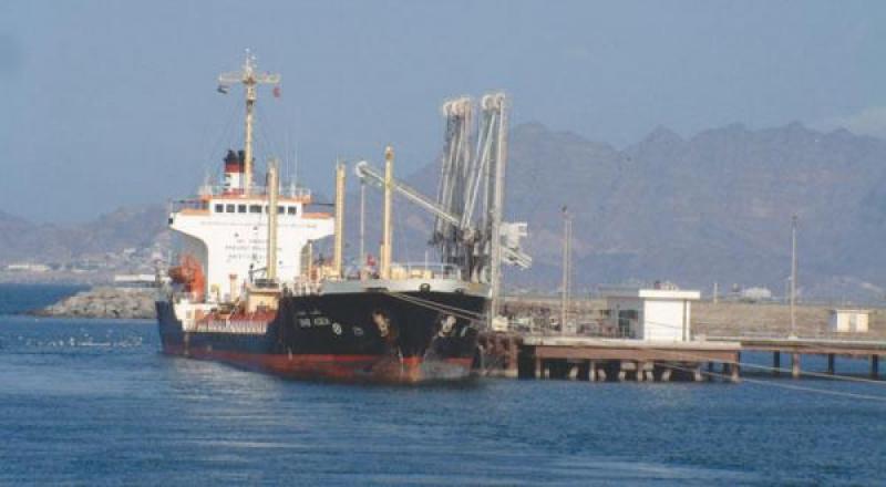 الحكومة اليمنية تكشف تفاصيل الإفراج عن شحنات وقود عبر ميناء الحديدة