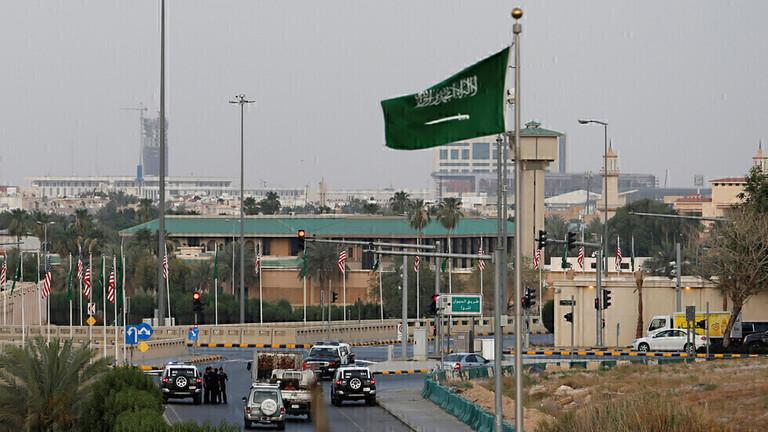 السلطات السعودية تلزم الأجانب القادمين بغرض السياحة والزيارة والعمرة بامتلاك تأمين صحي يغطي الإصابة بكورونا
