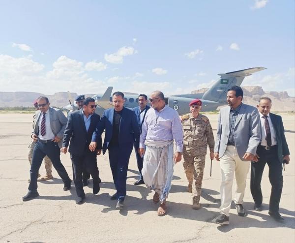 رئيس الوزراء يصل إلى سيئون قادماً من مأرب