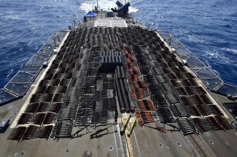 بالصور .. البحرية الأمريكية تعلن مصادرة كميات من الأسلحة كانت على متن قارب ببحر العرب