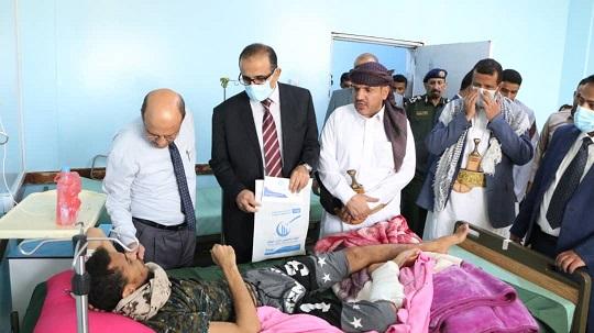 وزير الصحة يزور جرحى الجيش في مستشفى مأرب العام