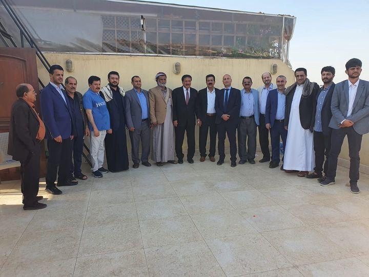 اللواء العواضي ومعه عدداً من المشائخ والشخصيات الإجتماعية يلتقون السفير الفرنسي لدى اليمن