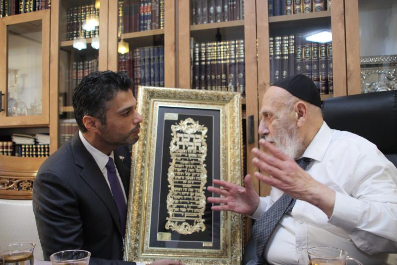 شاهد بالصور .. سفير الإمارات لدى إسرائيل يتلقى من حاخام يهودي " بركة الكهنة " !
