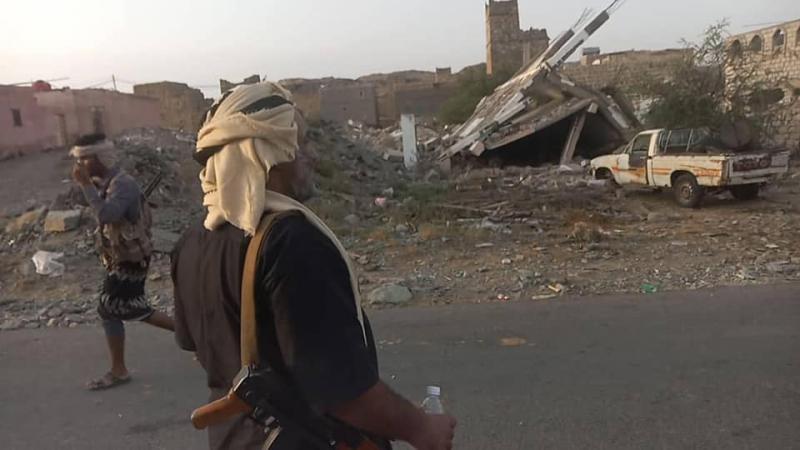 شاهد بالصور .. عقب تحرير الزاهر .. وكيل محافظة البيضاء يقف على أطلال منزله الذي فجره الحوثيين 