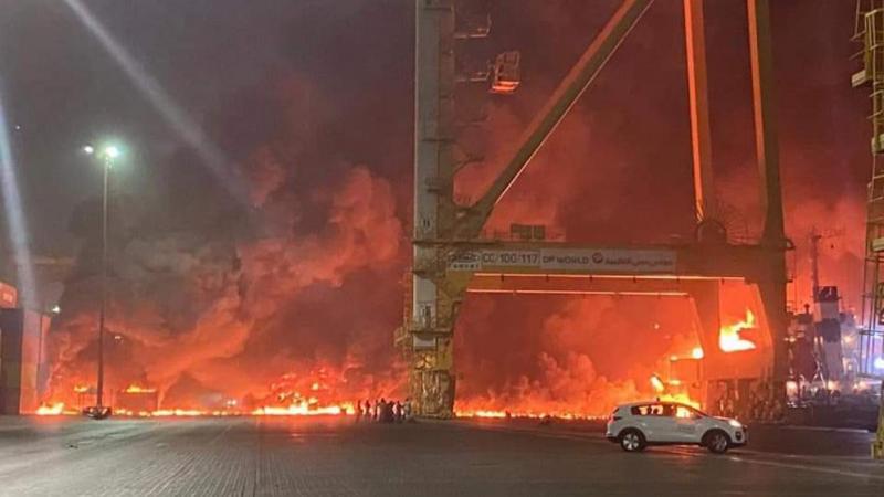 حريق في ميناء جبل علي بدبي ( صوره)