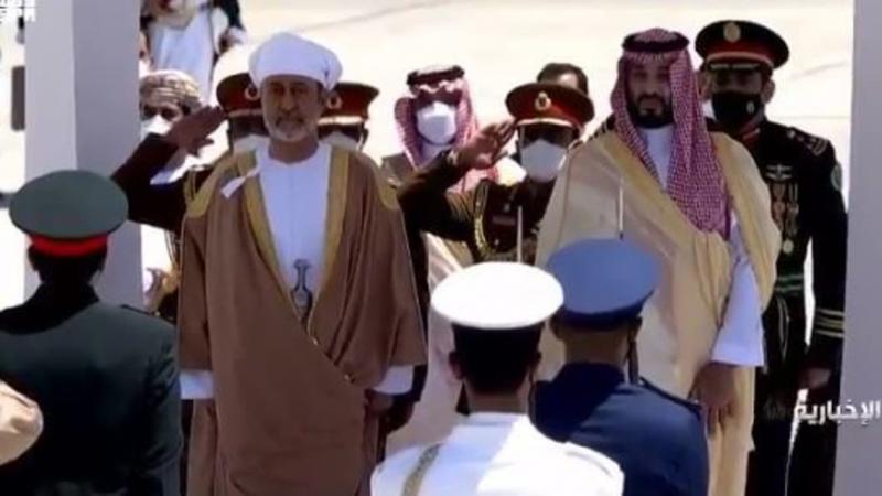 السلطان هيثم بن طارق يصل السعودية ويعقد مباحثات مع الأمير محمد بن سلمان