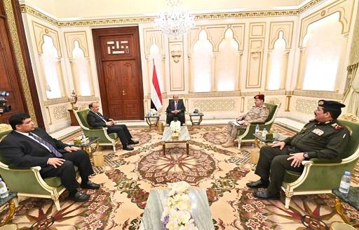 الرئيس هادي يستقبل وزيري الدفاع والداخلية للاطلاع على الاوضاع الميدانية والعمليات العسكرية