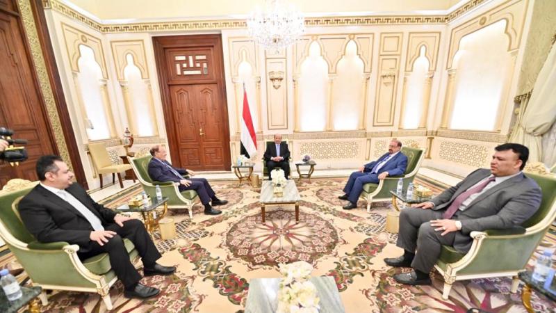 الرئيس هادي يترأس اجتماعا ضم نائبه ورئيسا البرلمان والحكومة