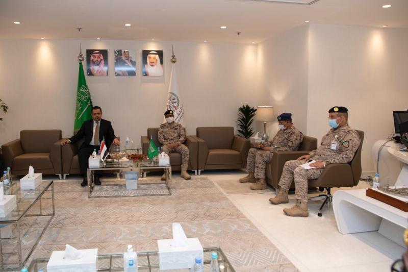 رئيس الوزراء " معين عبد الملك" يزور مركز القوات المشتركة ويعقد اجتماع مع قيادتها