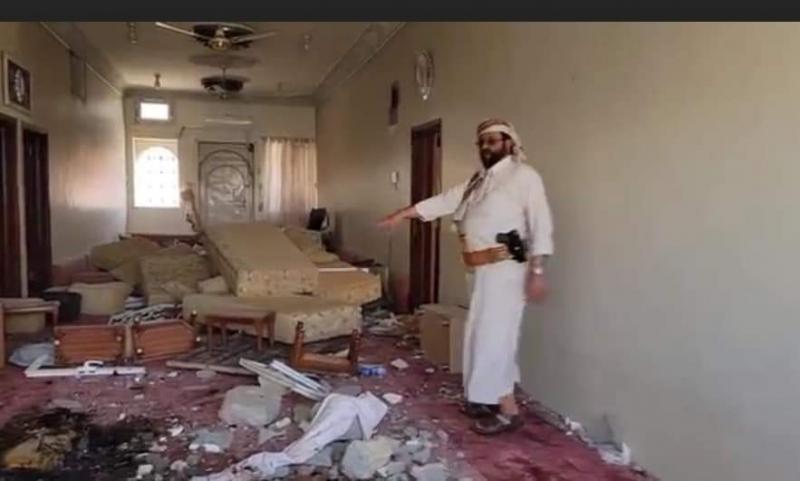 شاهد بالصور .. محافظ مأرب داخل منزله عقب قصفه بصواريخ باليستية حوثية